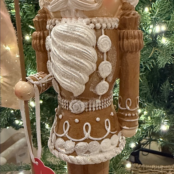 Peppermint square Gingerbread man nutcracker - Picture 5 of 8